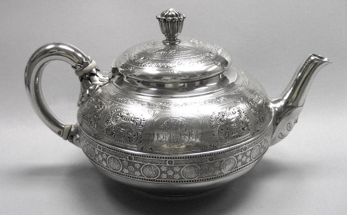1970.1039.002 Teapot side 1