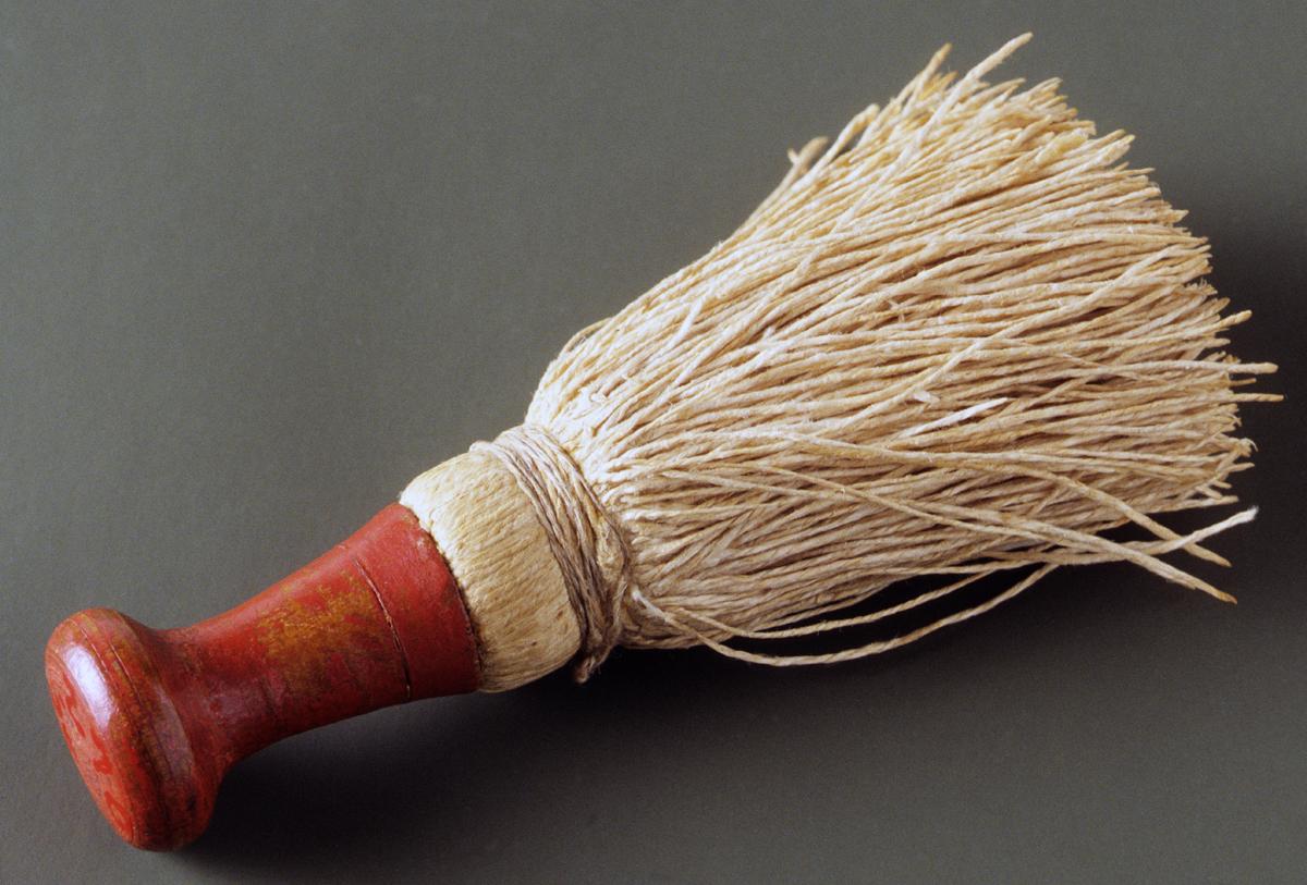 1952.0270 Brush