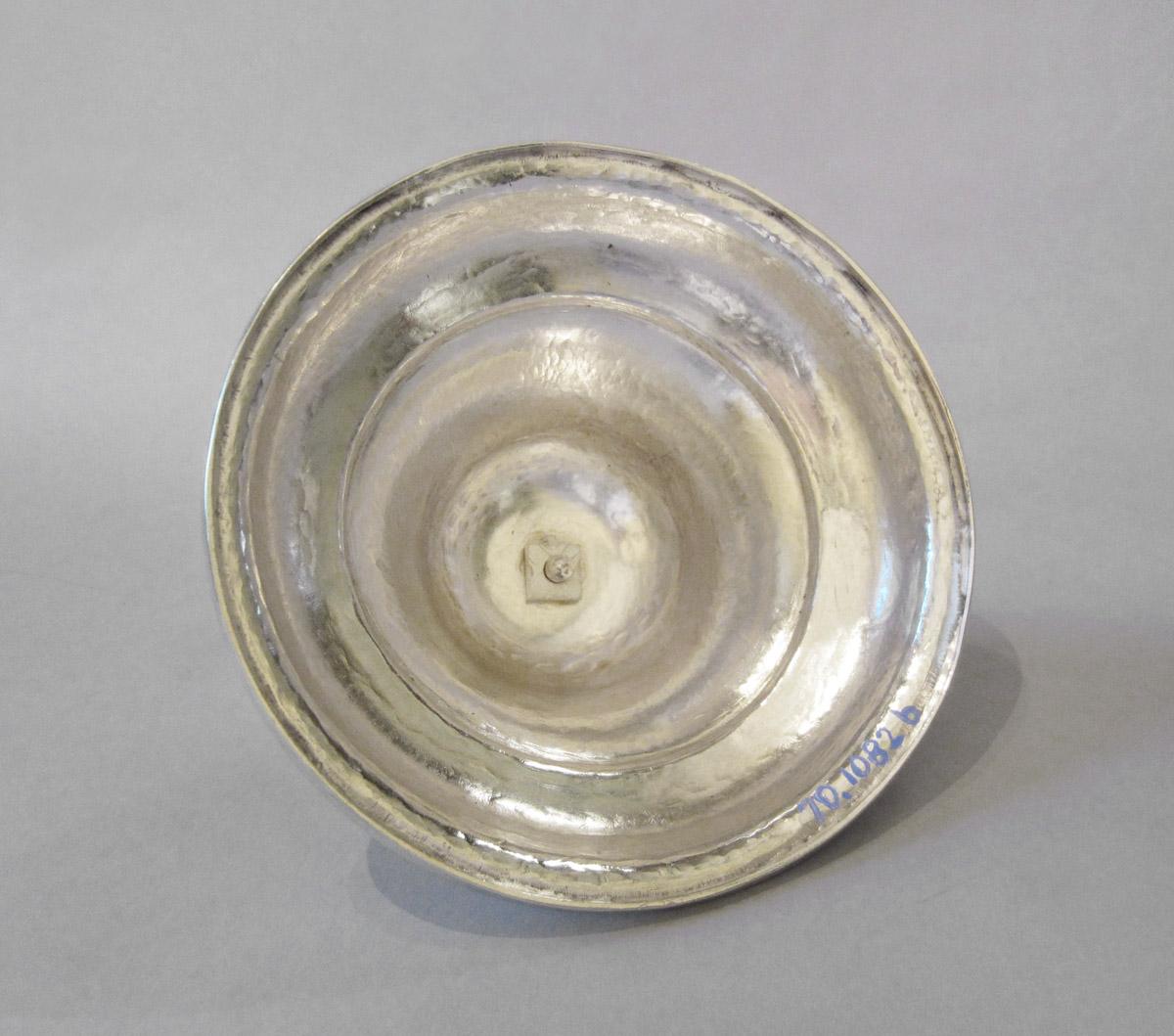 1970.1082 B Sugar bowl, lid, underside