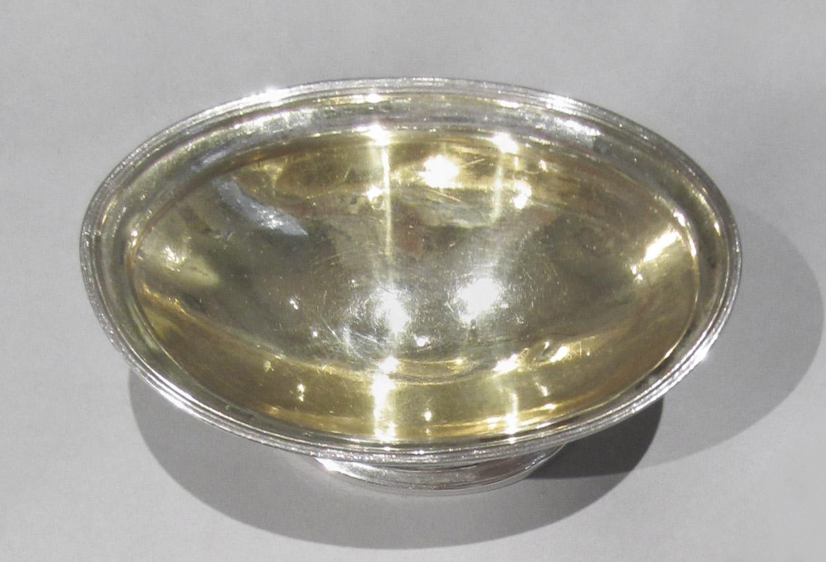 1970.1119.001 Salt cellar, interior