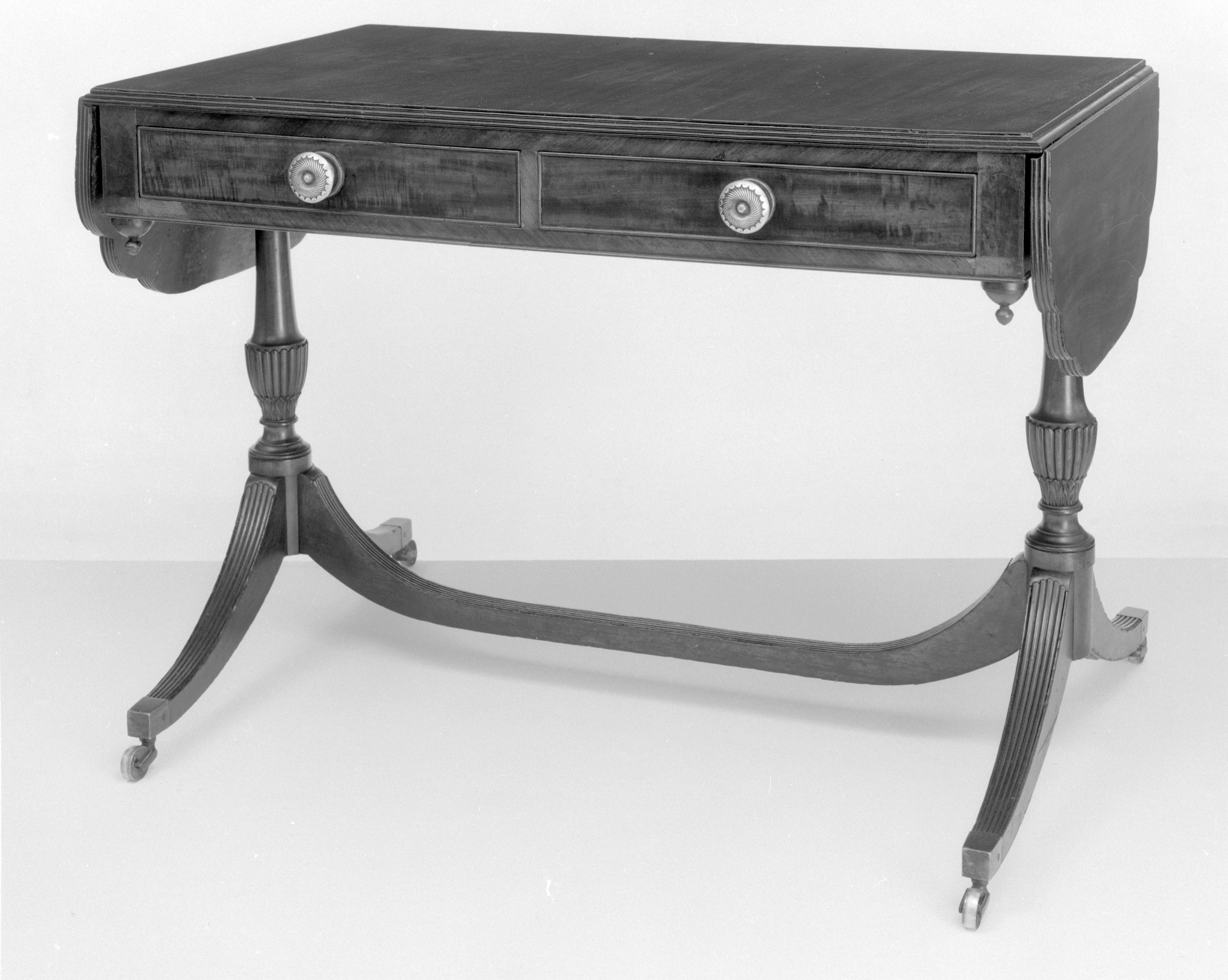 1957.0730 Table, Sofa table, view 2