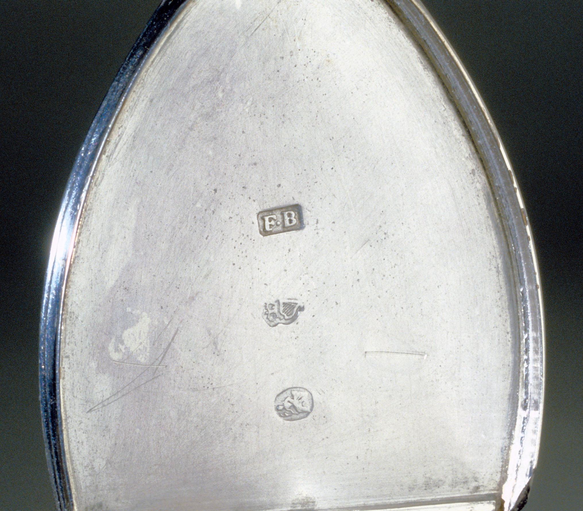 1970.1225 Snuff box, detail 1