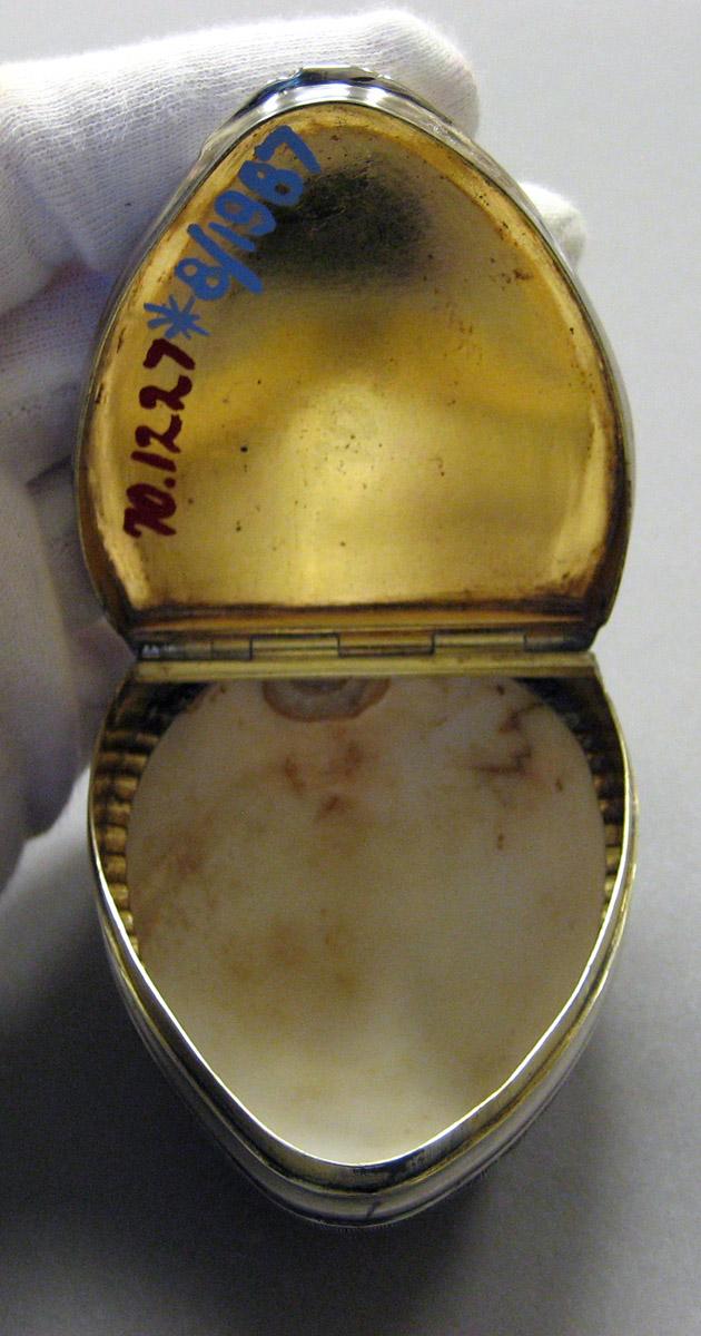 1970.1227 Silver and Shell Snuff Box interior