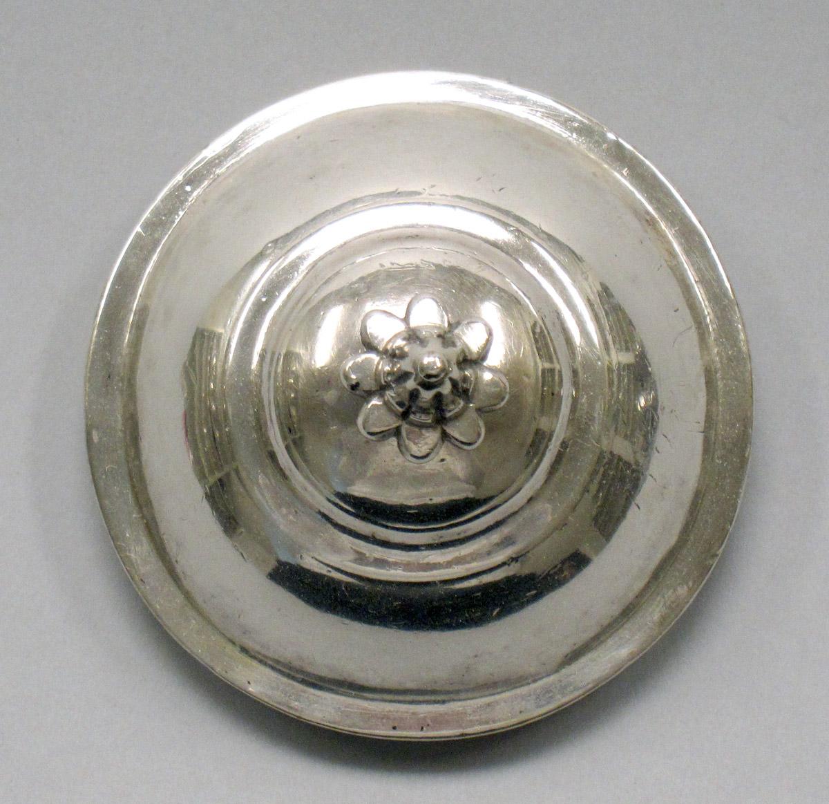 1970.1336 C Silver Standish Lid top view