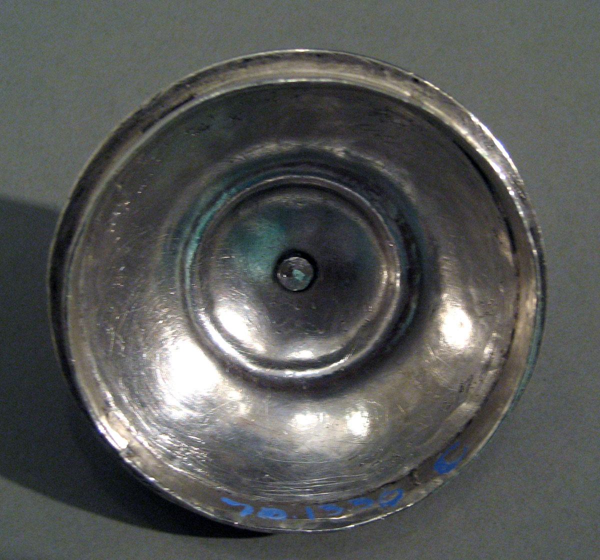 1970.1336 C Silver Standish Lid underside