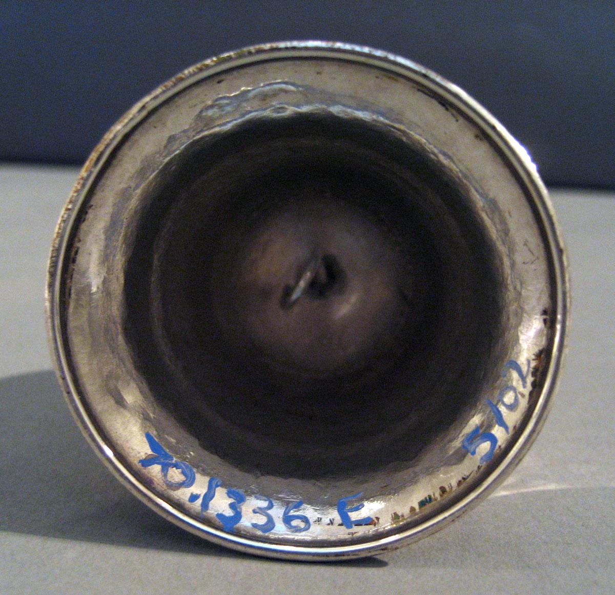 1970.1336 E Silver Standish Lid interior