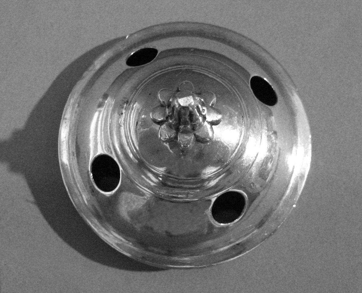1970.1336 G Silver Standish lid top view
