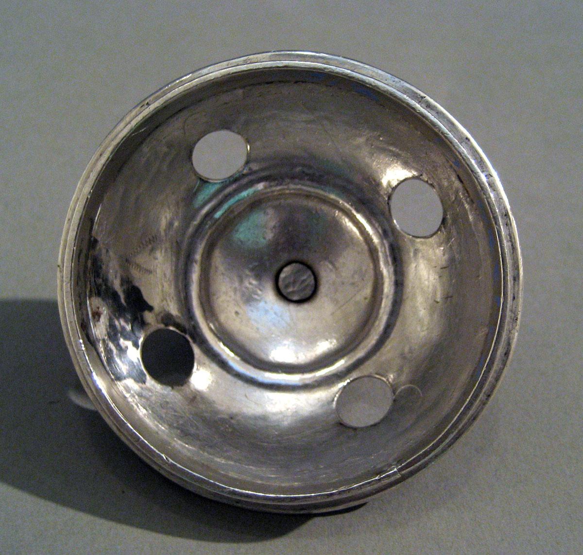 1970.1336 G Silver Standish lid underside
