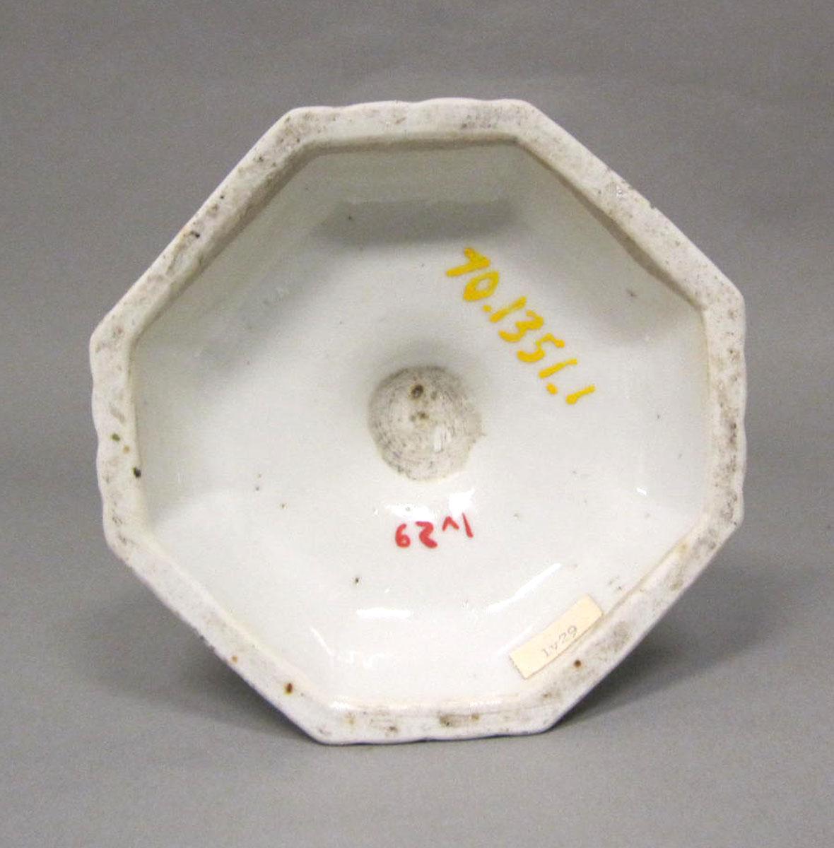 1970.1351.001 Porcelain candlestick underside