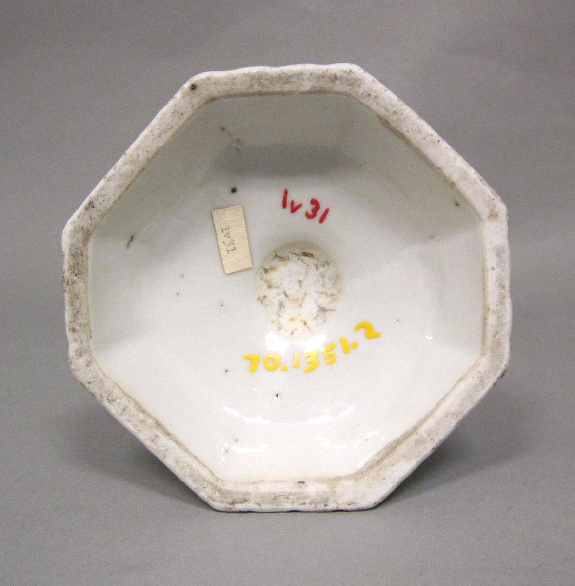 1970.1351.002 Porcelain candlestick underside