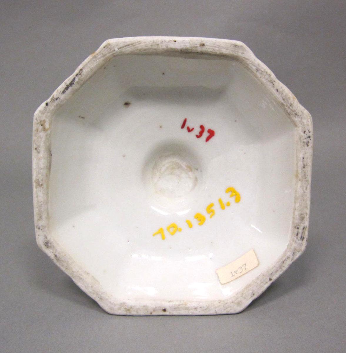 1970.1351.003 Porcelain candlestick underside