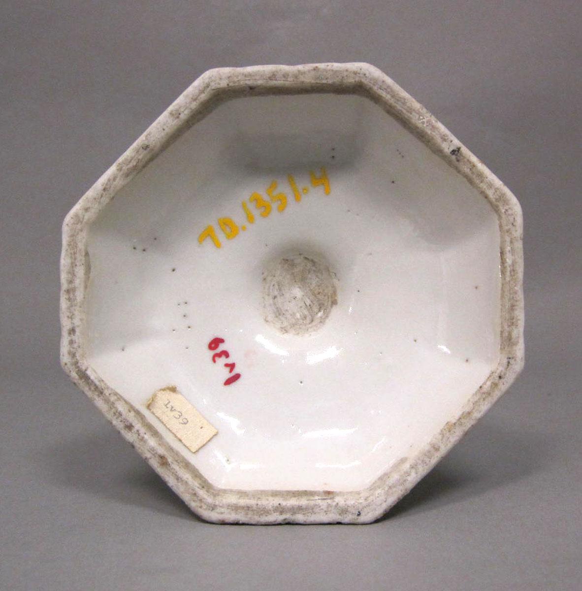 1970.1351.004 Porcelain candlestick underside