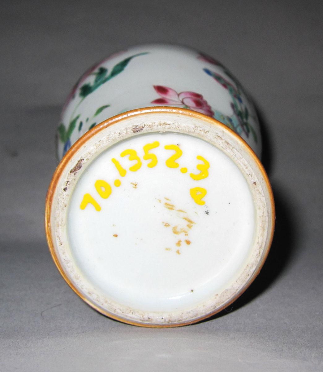 1970.1352.003 A Porcelain garniture vase underside