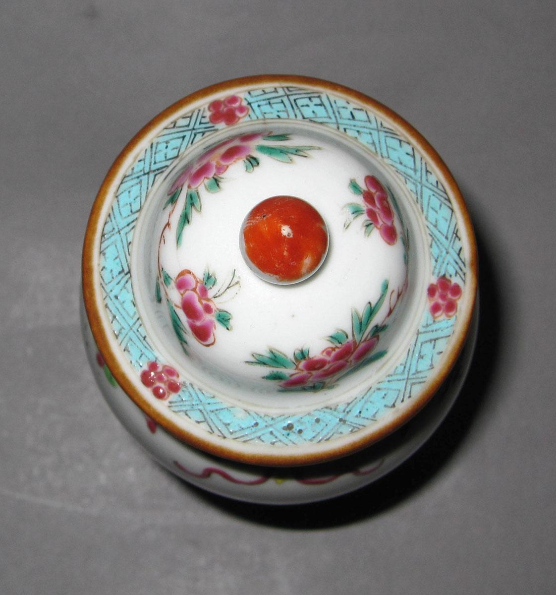 1970.1352.004 A,B Porcelain garniture vase top