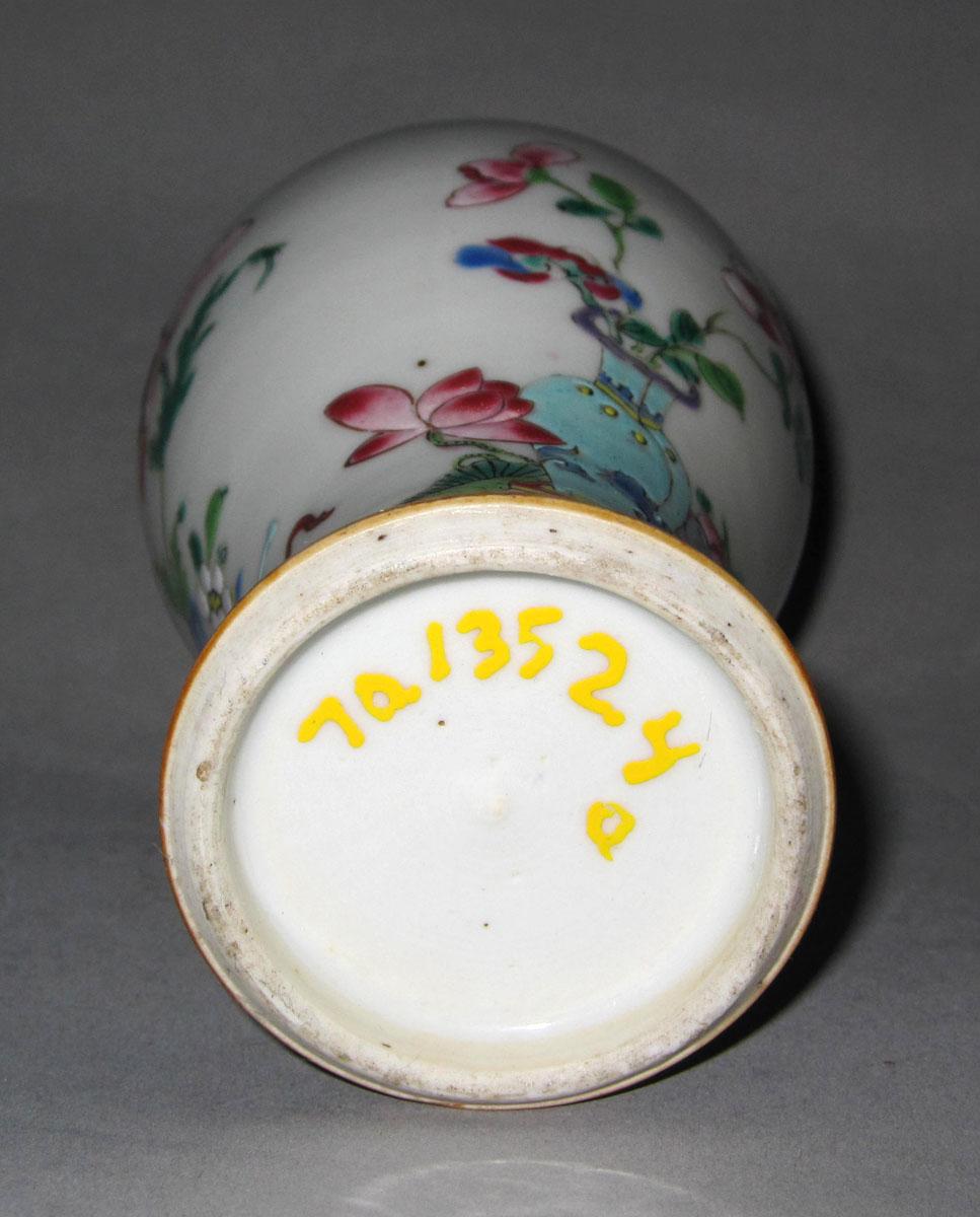 1970.1352.004 A Porcelain garniture vase underside