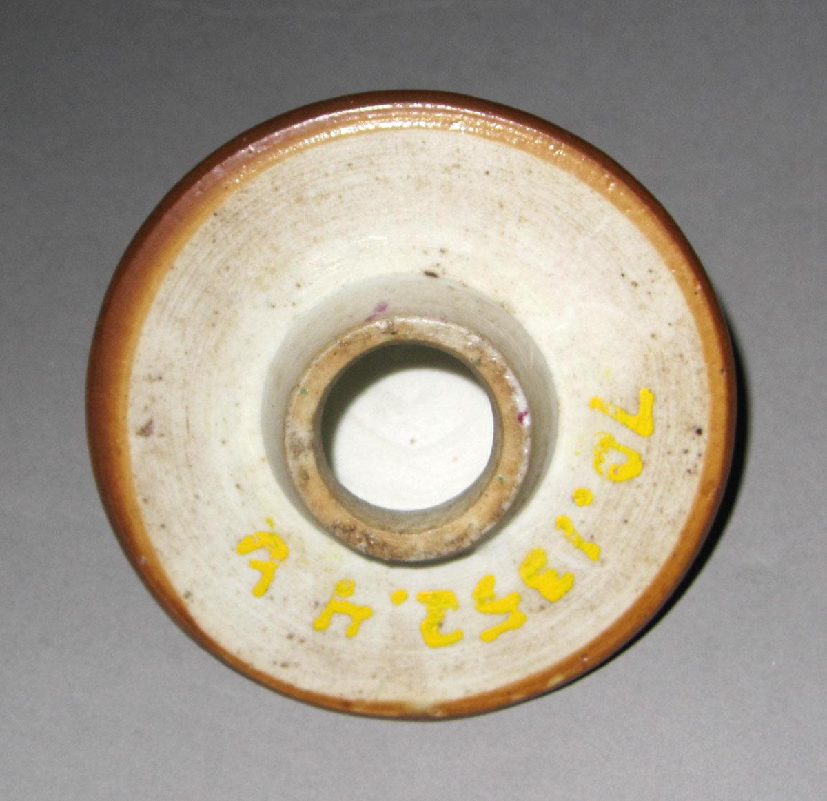1970.1352.004 B Porcelain garniture vase cover underside