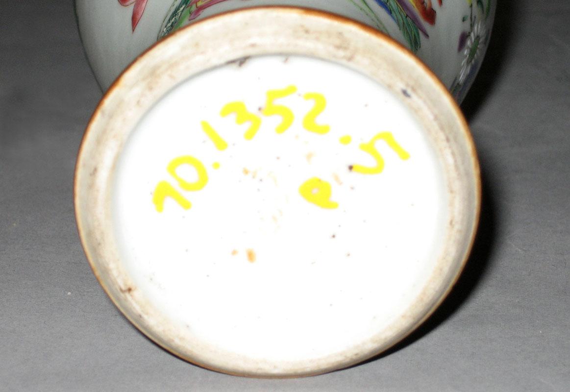 1970.1352.005 Flower container underside