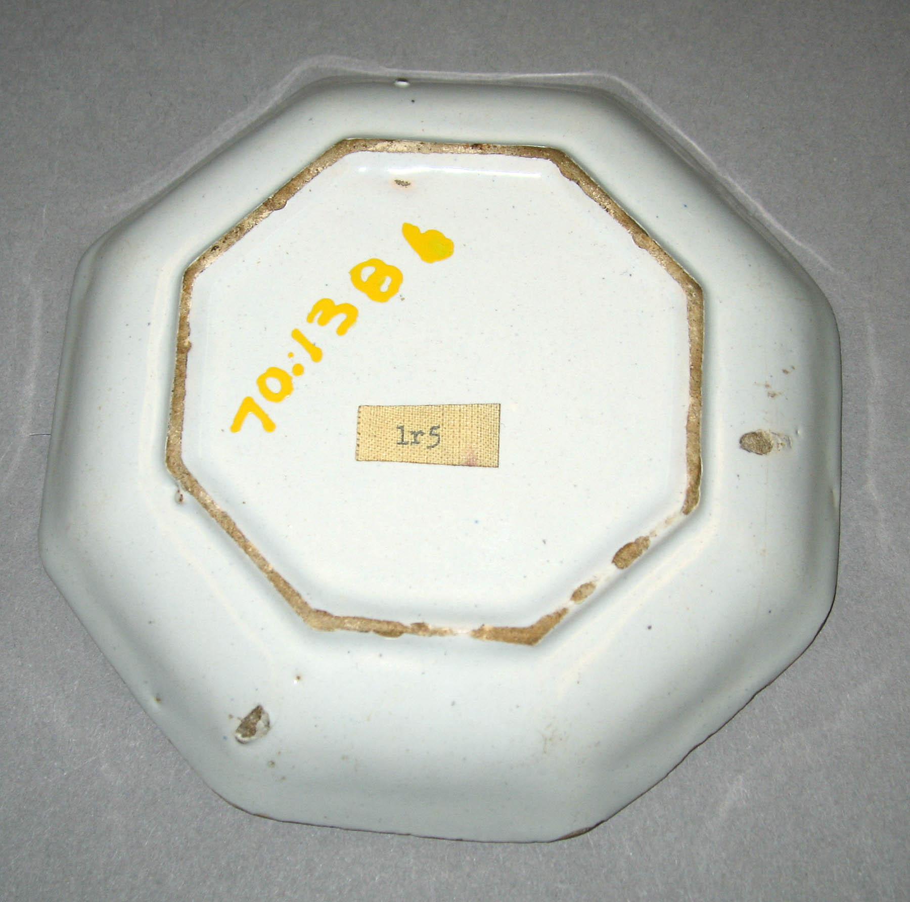 1970.1386 Delftware saucer (underside)