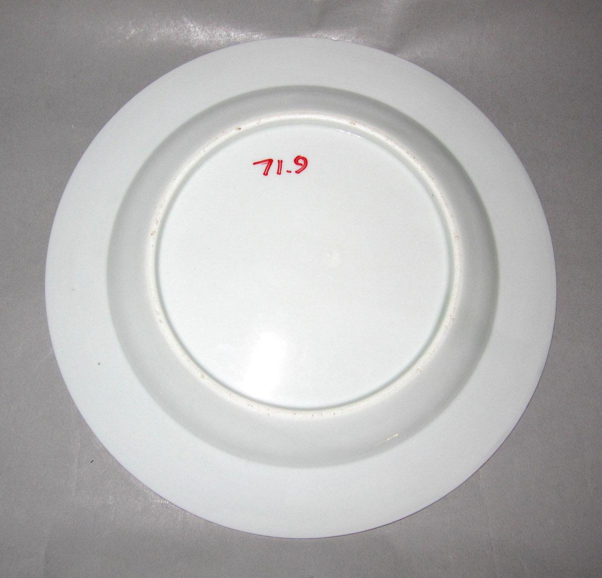 1971.0009 Porcelain plate underside
