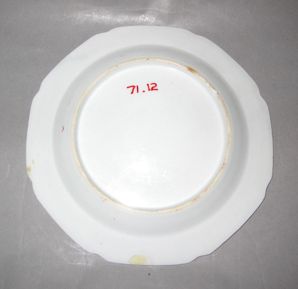 1971.0012 Porcelain plate underside