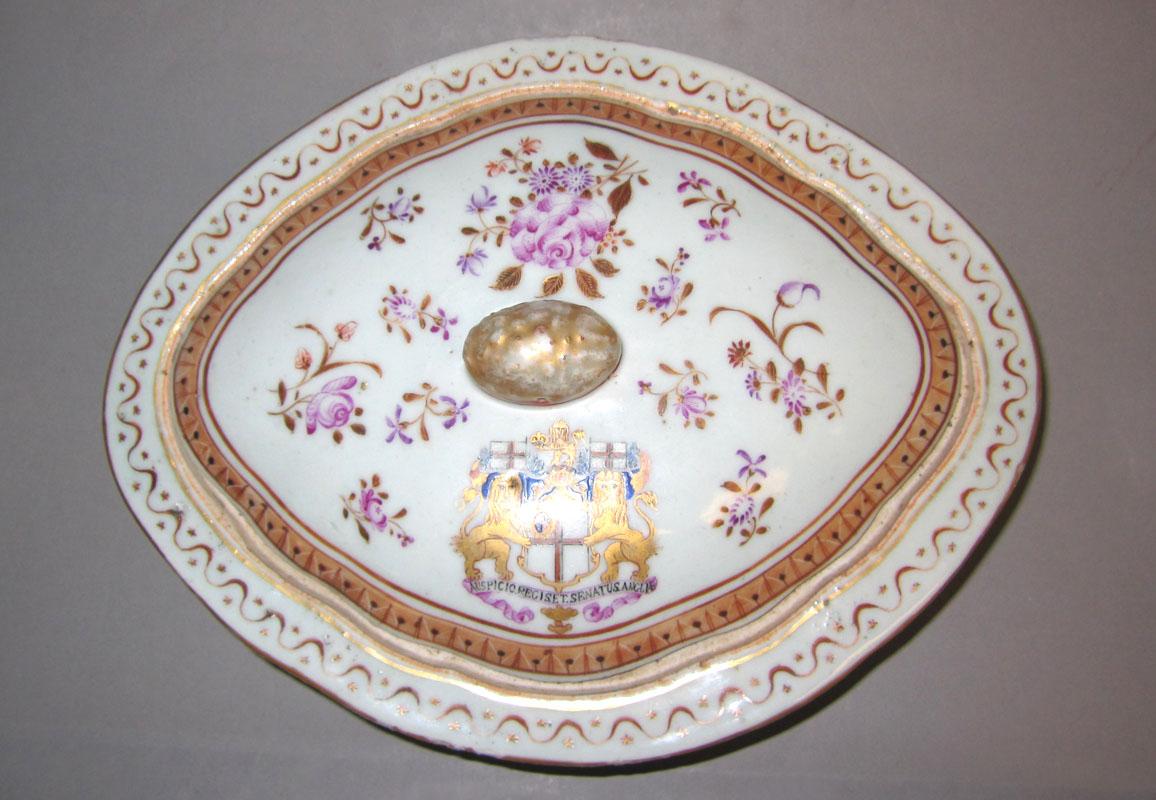 1971.0015 Tureen upper with lid