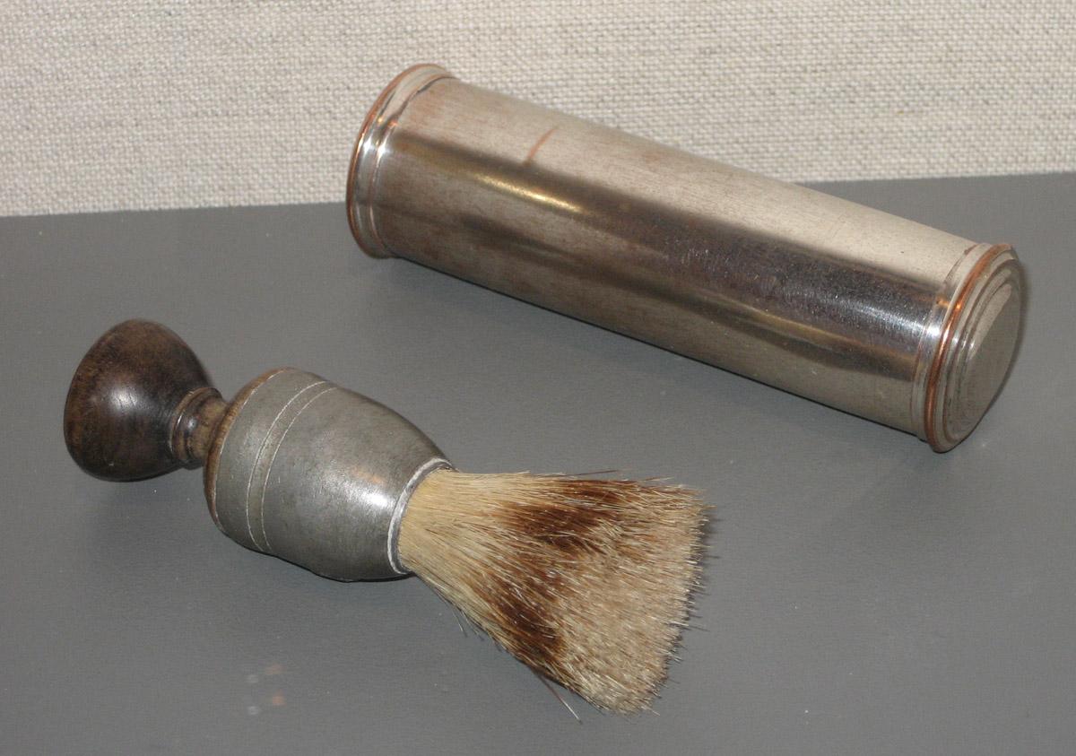 1971.0019 A-C Shaving brush and case