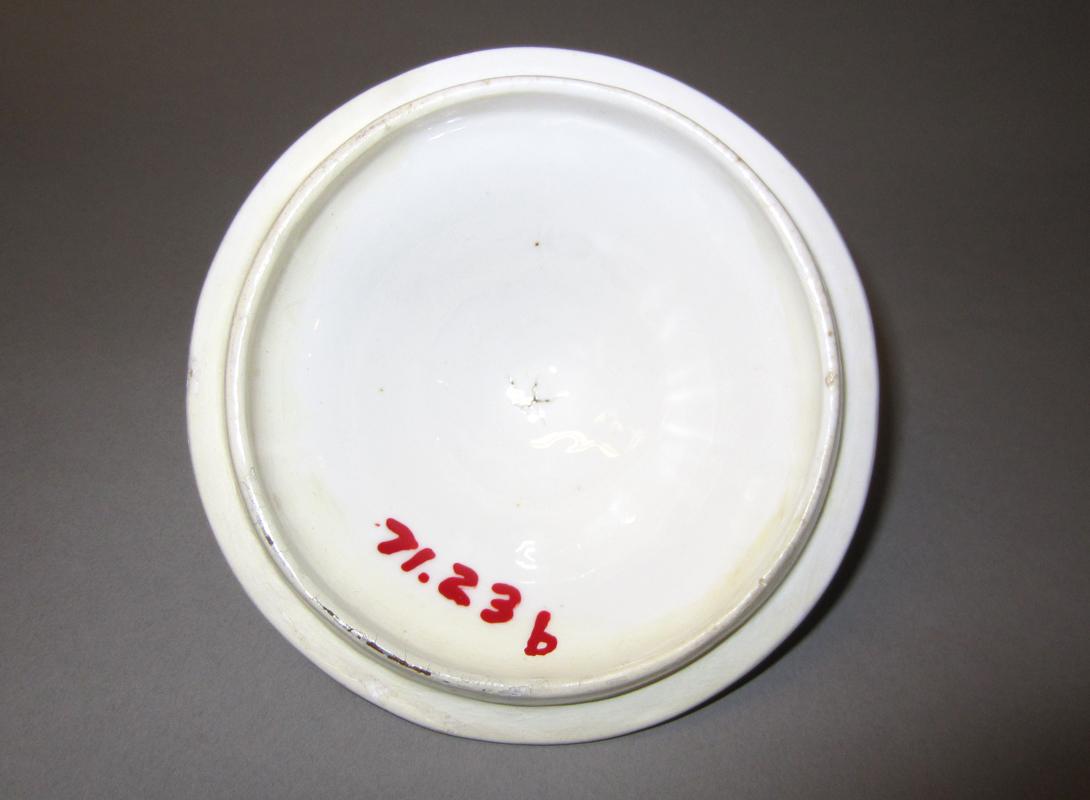 1971.0023 b Coffee pot lid underside