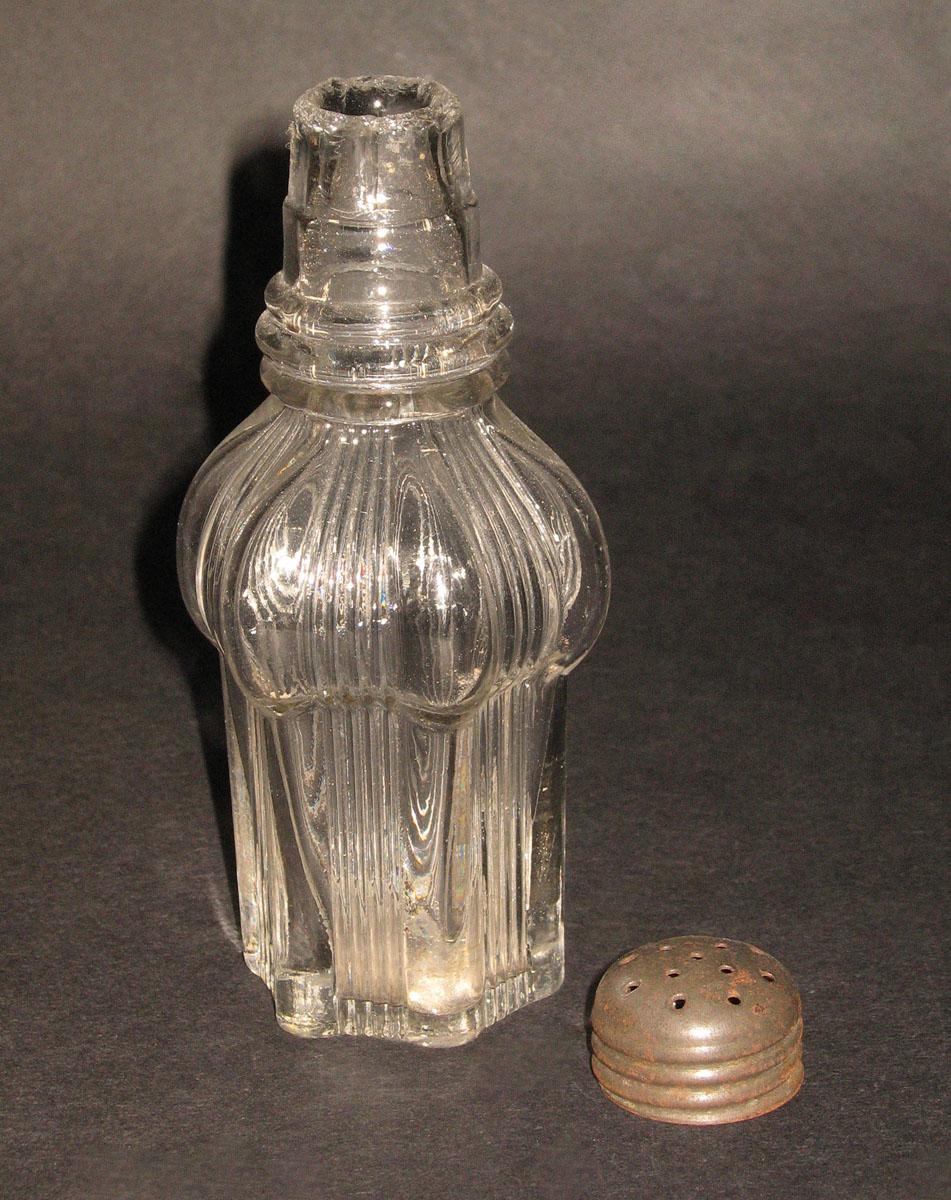 1971.0133.004 A, B Glass castor with tin cap (cap off)