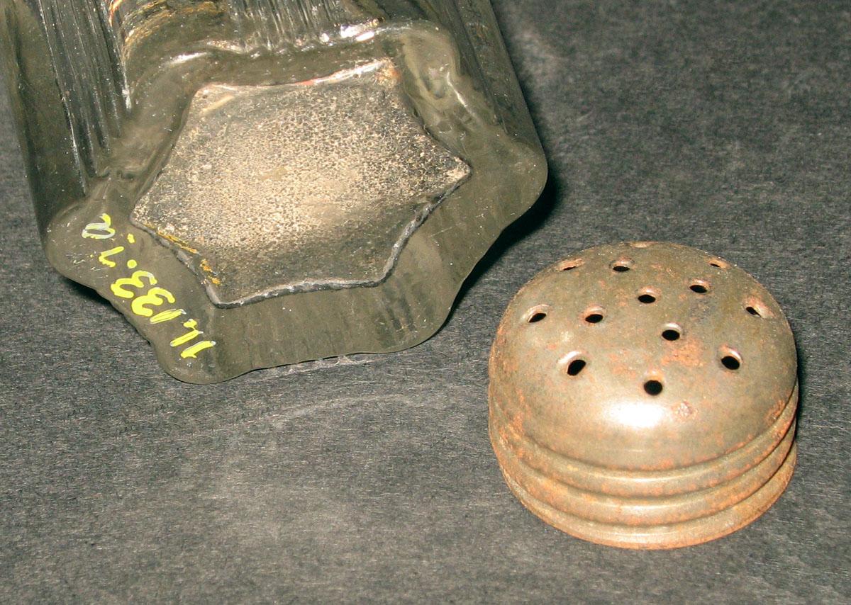 1971.0133.004 A, B Glass castor with tin cap (detail)