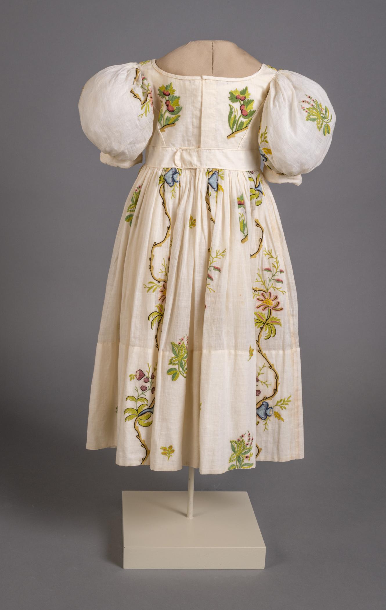 1971.0212 Dress, view 2, reverse