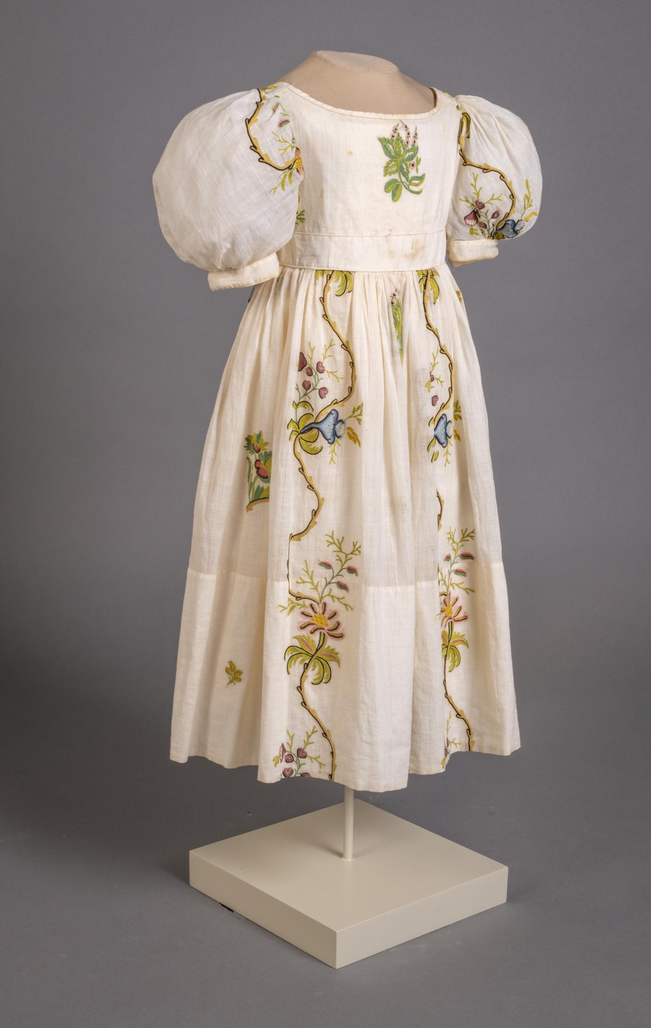1971.0212 Dress, view 3