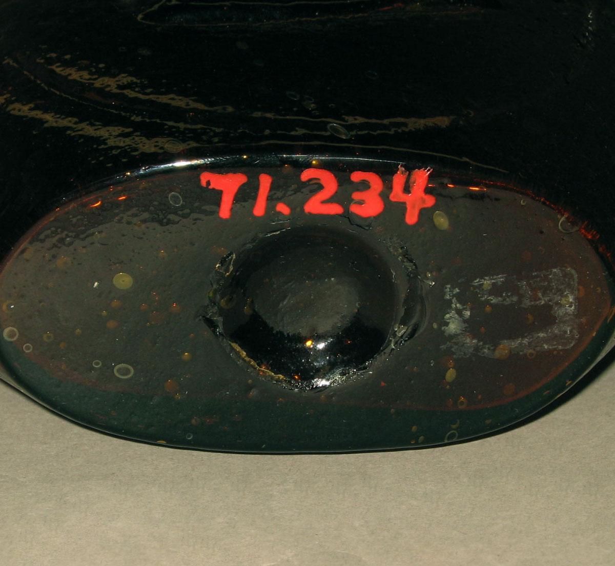 1971.0234 Glass flask (underside)