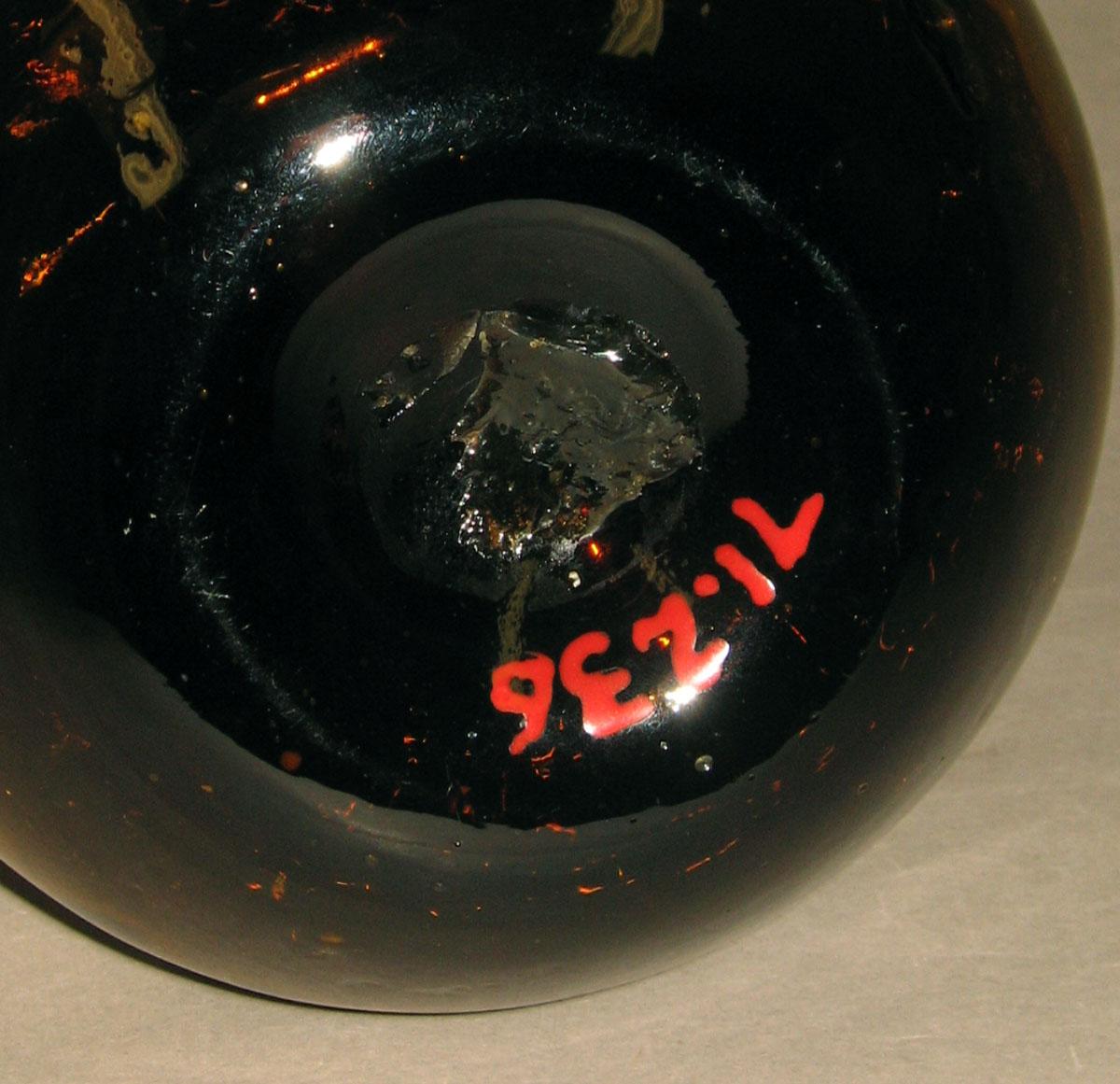 1971.0236 Pattern-molded bottle (underside)