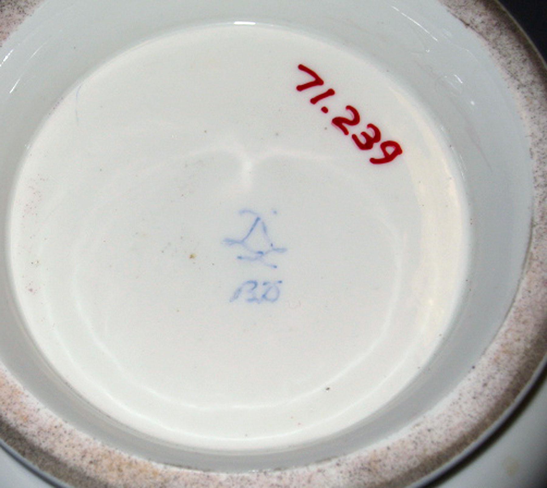 1971.0239 Sevres porcelain jardiniere (underside)