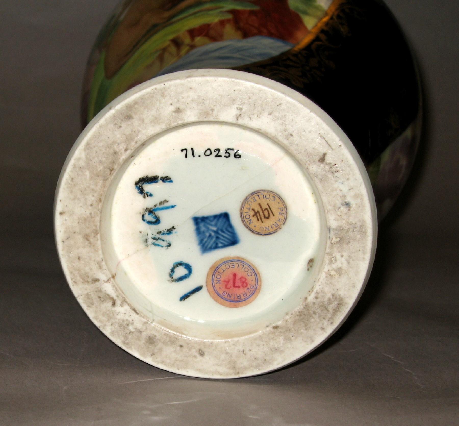 1971.0256 Soft-paste porcelain vase (mark)