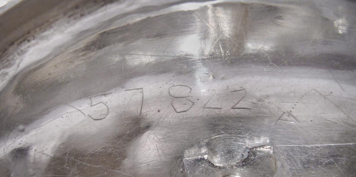 1957.0822 B Teapot lid, inscription