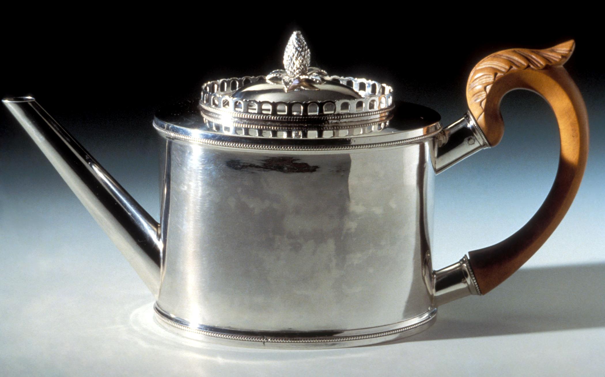 1957.0823 A, B Teapot, side 2