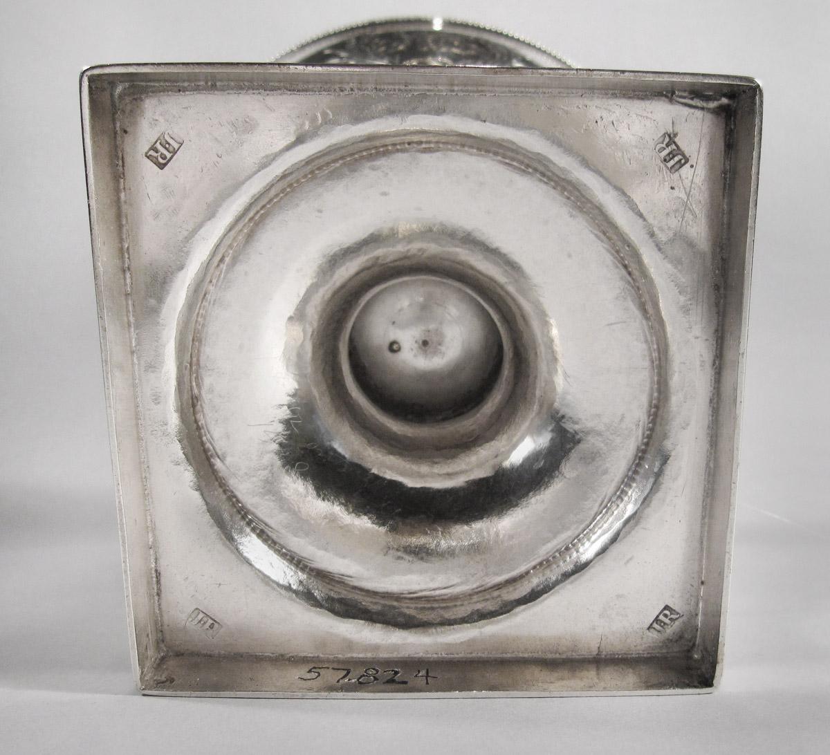 1957.0824 Waste bowl, underside