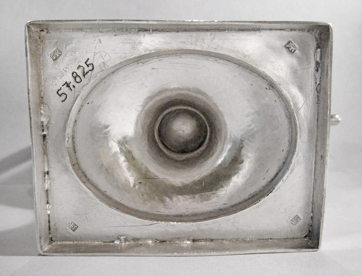 1957.0825 B Coffee pot, underside