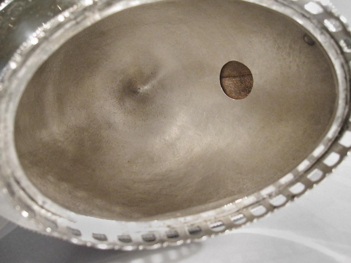 1957.0825 B Coffee pot, interior