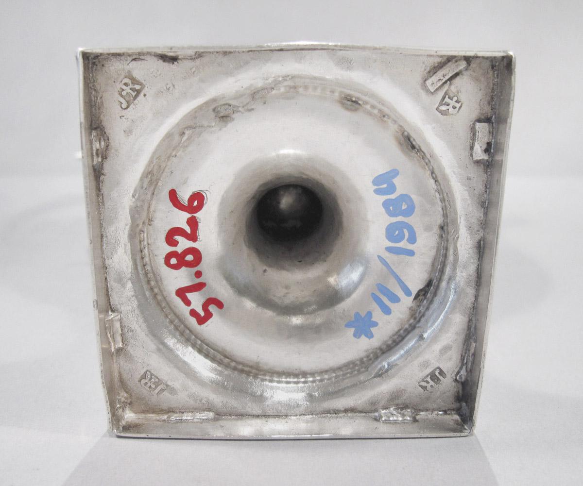 1957.0826 Cream pot, underside