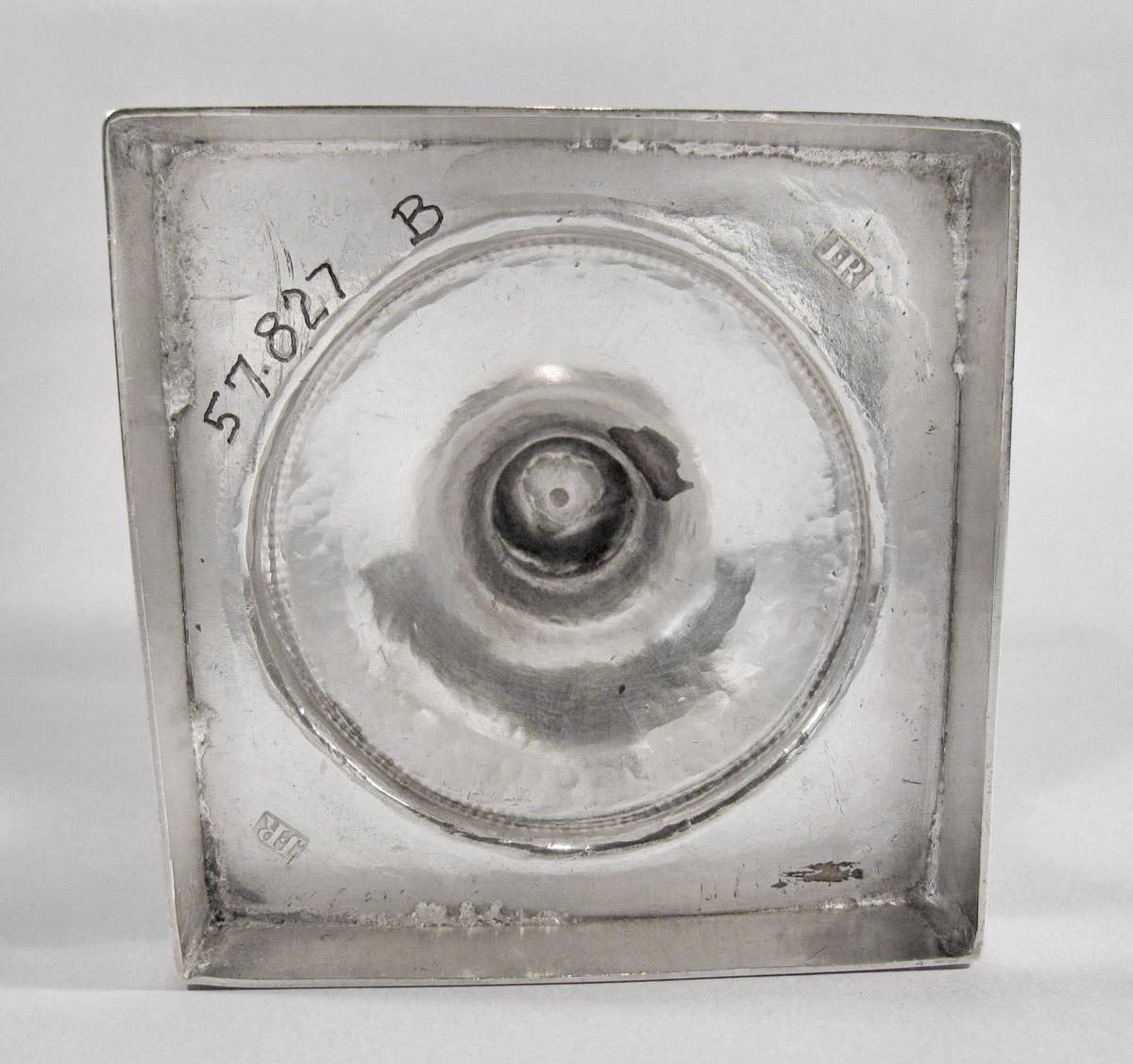 1957.0827 B Sugar bowl, underside