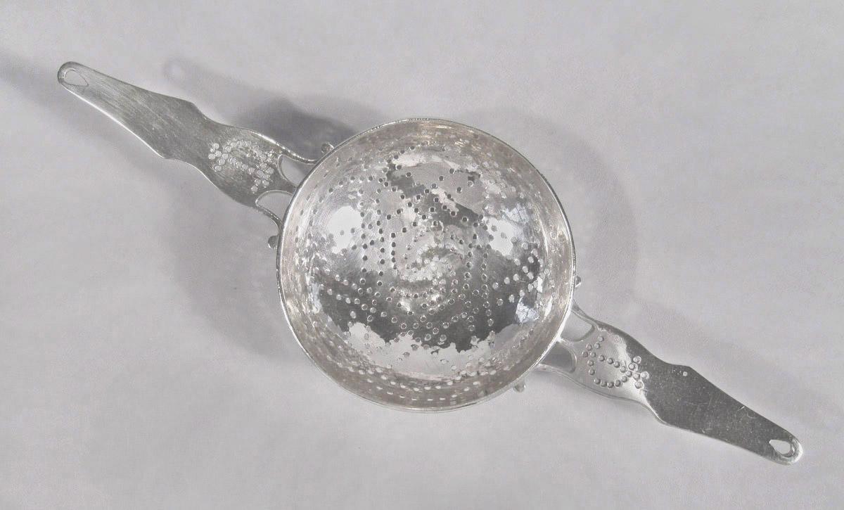1957.0829 Strainer, upper surface