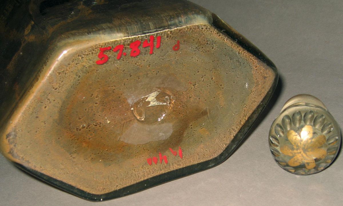 1957.0841 D, DD Glass case bottle and stopper (underside)