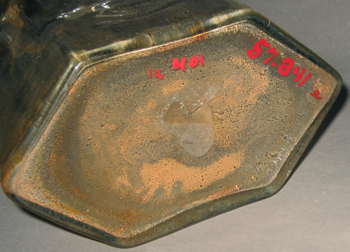 1957.0841 E Glass case bottle (underside)