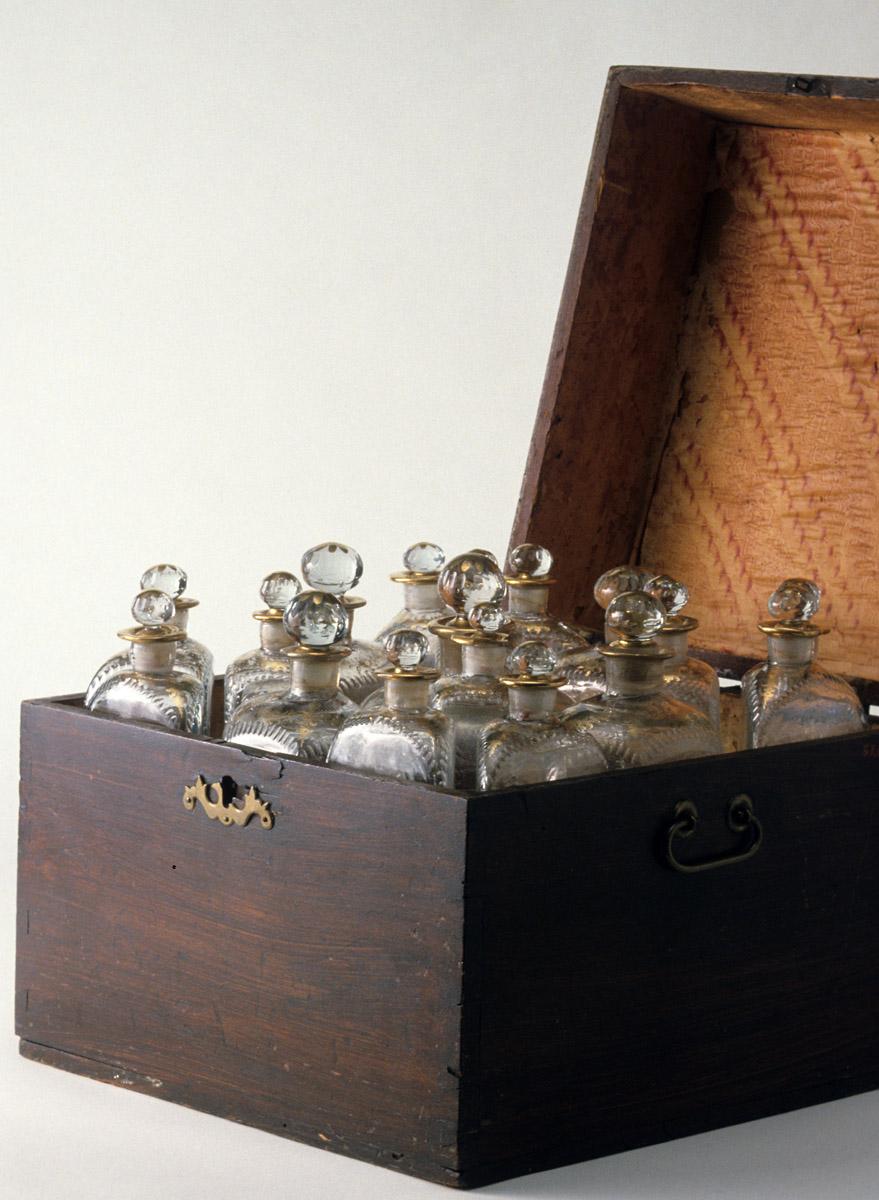 1957.0841 A-R Bottle chest or case