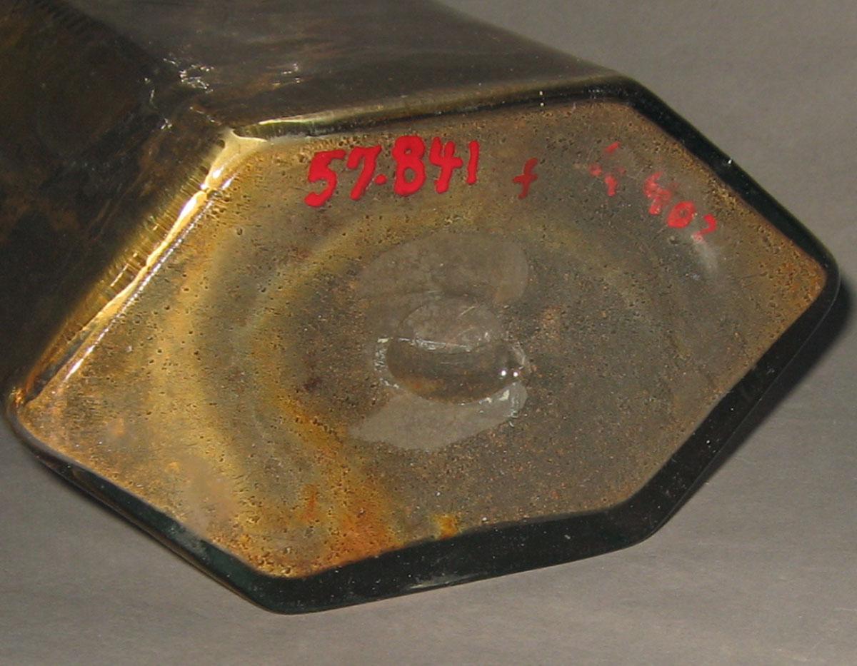 1957.0841 F Glass case bottle (underside)
