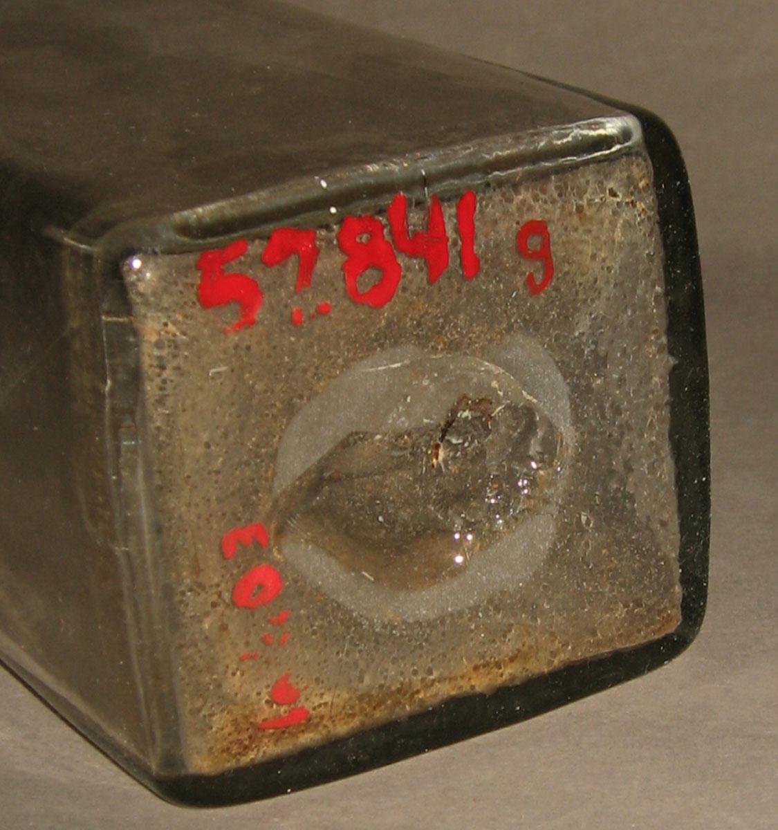 1957.0841 G Glass case bottle (underside)