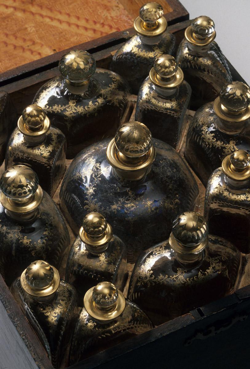 1957.0841 A-R Bottle chest or case (detail)