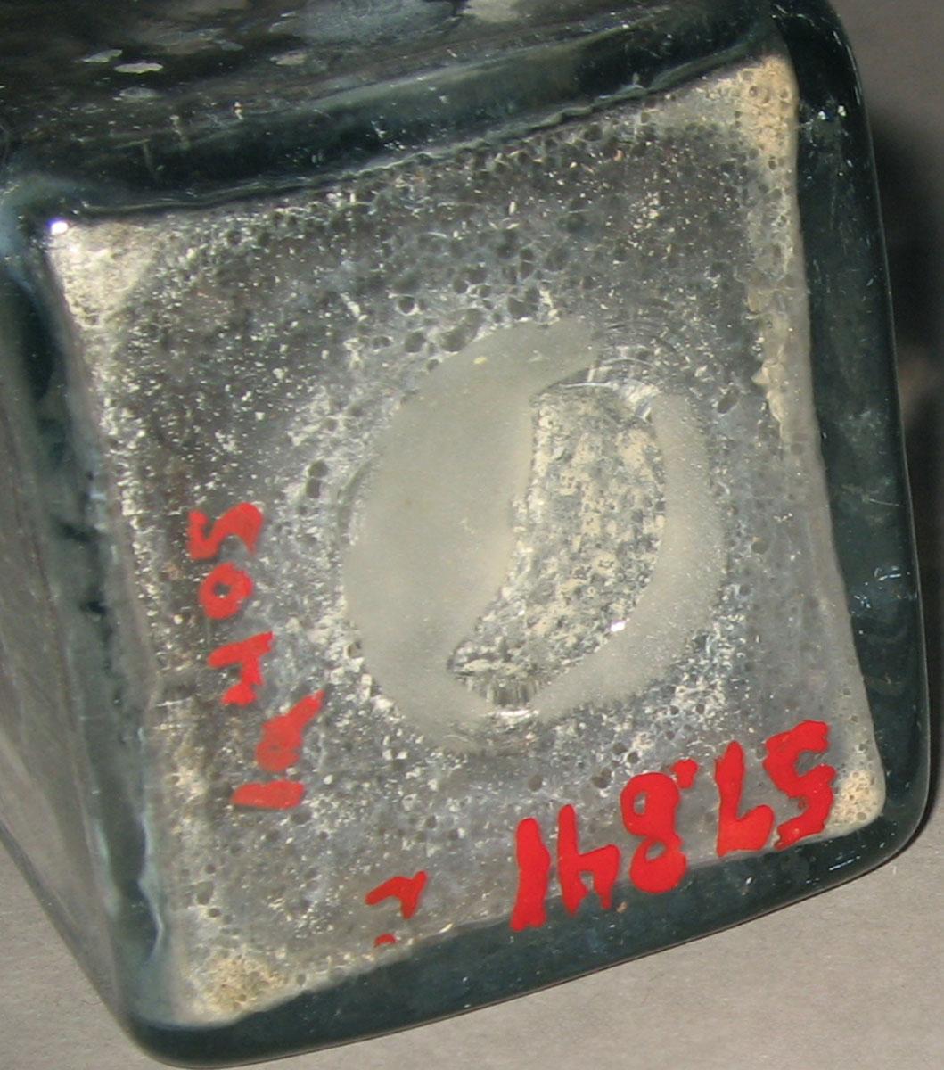1957.0841 I Glass case bottle (underside)